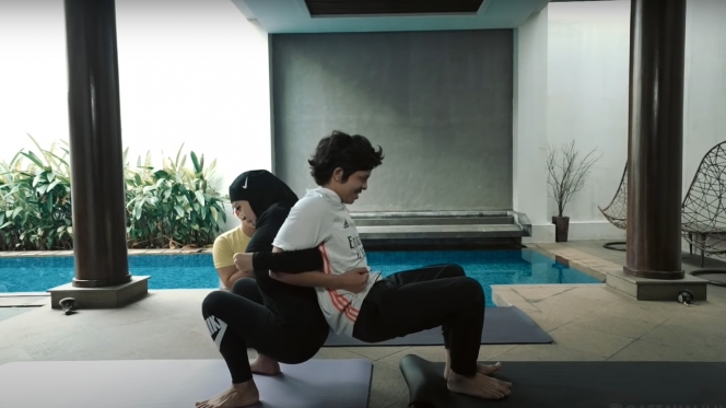 10 Potret Atta Halilintar dan Aurel Hermansyah Lakukan Yoga Kamasutra Biar Cepat Hamil