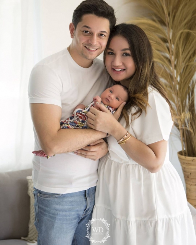 Intip Gaya Pemotretan Keluarga Andrew Andika dan Tengku Dewi, Baby Eshan Gemes Abis!