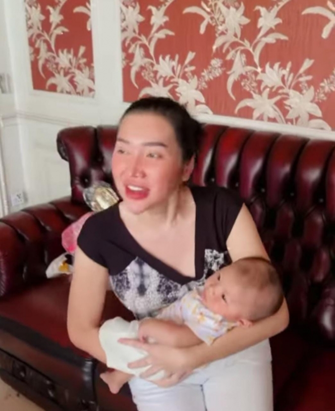 Potret Lucinta Luna Lagi Belajar Gendong Bayi, Netizen Sebut Aura Kebapakannya Terpancar