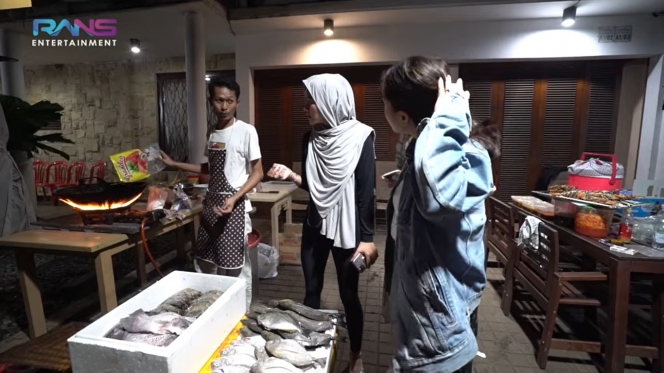 8 Potret Rumah Nagita Slavina yang Disulap Jadi Warung Seafood Pinggir Jalan