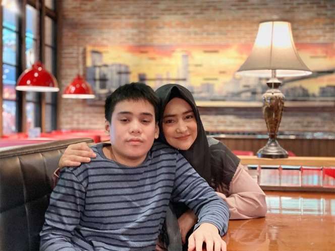 10 Potret Cindy Fatikasari Bersama Omar, Putranya yang Berkebutuhan Khusus