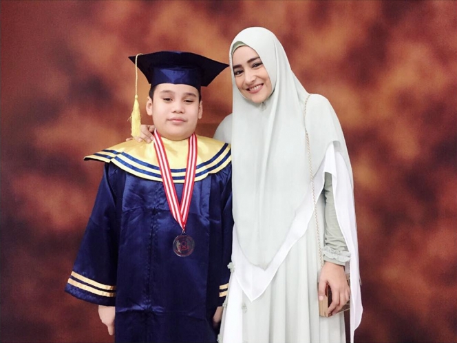 10 Potret Cindy Fatikasari Bersama Omar, Putranya yang Berkebutuhan Khusus