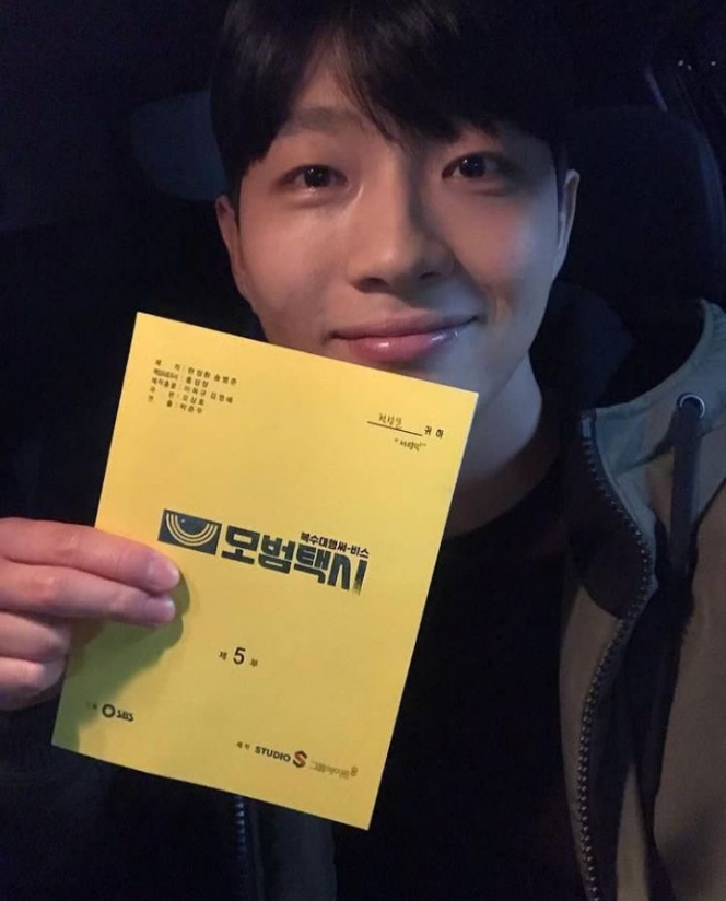 10 Potret Jeon Sung Il, Debutan di KDrama Taxi Driver yang Aktingnya Totalitas Banget!