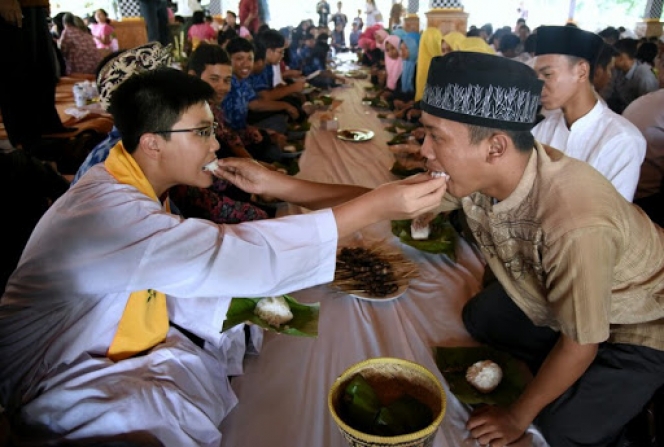 Ini 6 Tradisi Lebaran Unik di Indonesia, Ada yang Sampai Perang Ketupat loh!