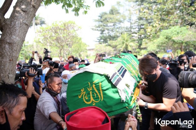 Momen Pemakaman Bang Sapri Pantun, Rekan Sesama Selebriti Turut Hadir