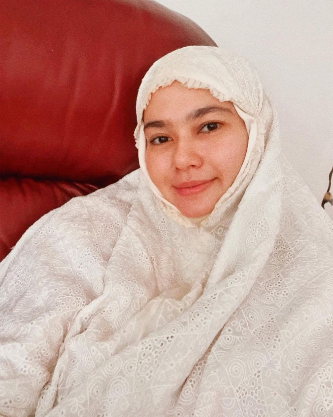 7 Potret Penampilan Terbaru Catherine Wilson Kenakan Hijab Setelah Bebas dari Penjara