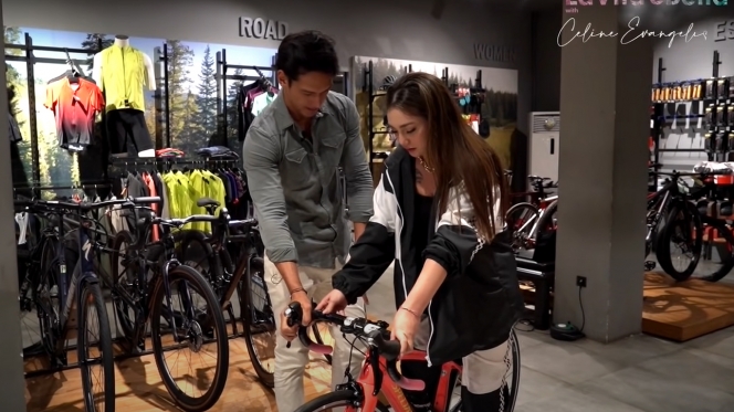 8 Momen Celine Evangelista Diajari Naik Sepeda oleh Richard Kyle