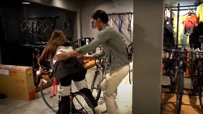 8 Momen Celine Evangelista Diajari Naik Sepeda oleh Richard Kyle