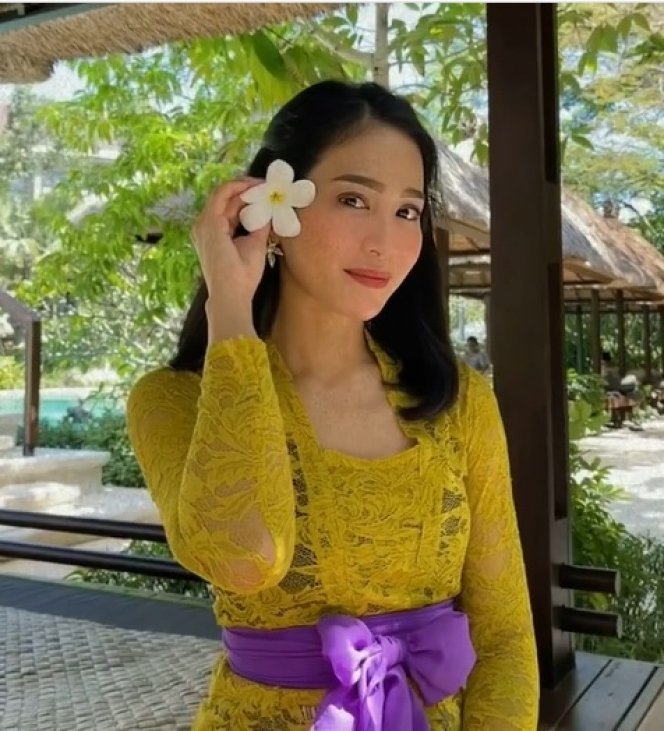 Ini Pesona Bunga Zainal Pakai Baju Adat Bali, Sebut Akan Tinggal di Bali