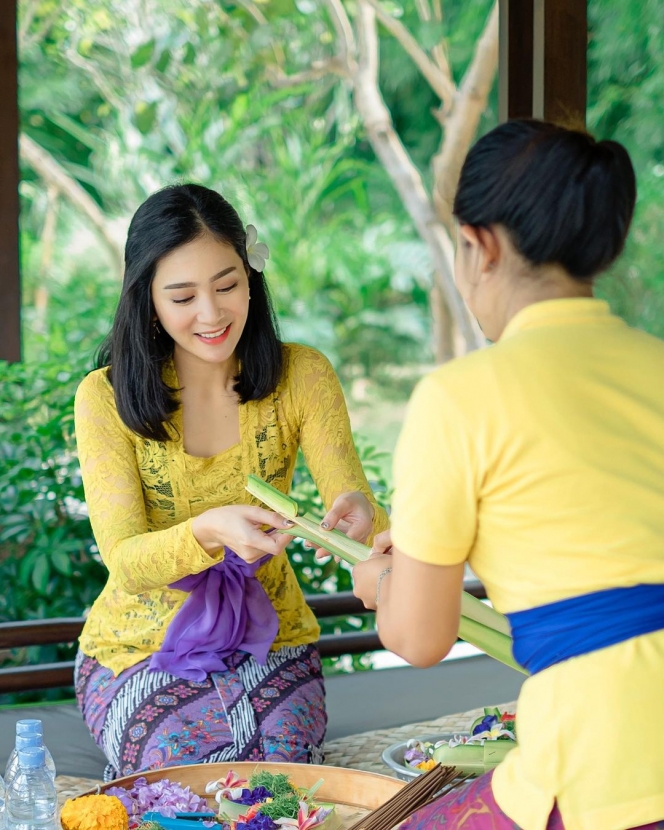 Ini Pesona Bunga Zainal Pakai Baju Adat Bali, Sebut Akan Tinggal di Bali