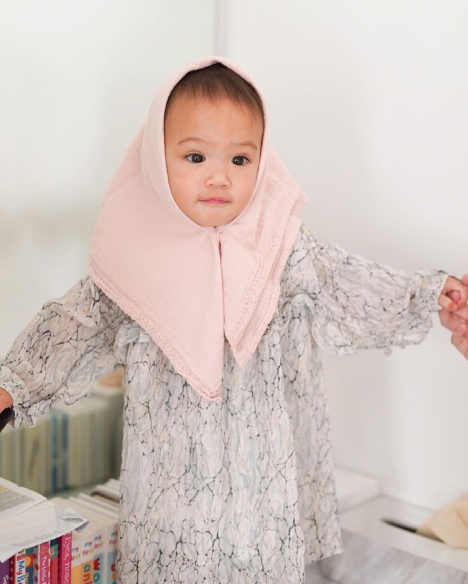 Ini Potret Baby Claire Anak Shandy Aulia Kenakan Hijab, Diajarkan Toleransi Sejak Kecil