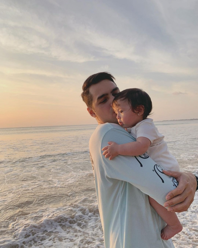 Ini Potret Gemes Baby Chloe Anak Asmirandah Saat Pertama Kali Main di Pantai