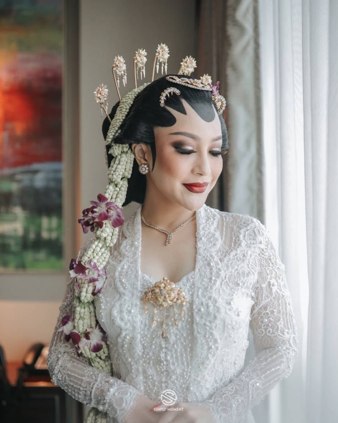 10 Potret Pernikahan Nabilla Gomes, Cantik dengan Busana Adat Jawa