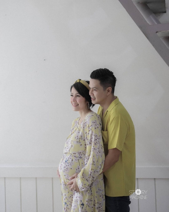 Dikit Lagi Lahiran, Ini 10 Potret Maternity Shoot Ardina Rasti yang Hangat dan Mesra Bareng Keluarga