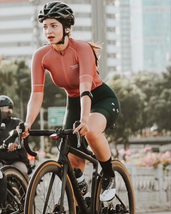 Gemar Berolahraga, 7 Artis Cantik Ini Hobi Road Bike