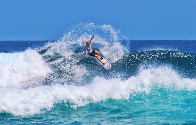7 Pantai dengan Ombak Terbesar di Indonesia, Cocok untuk Surfing
