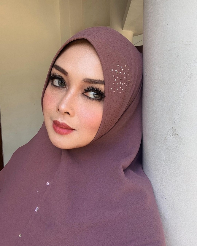 10 Potret Terbaru Terry Putri yang Kini Berhijab, Cantiknya Makin Terpancar!