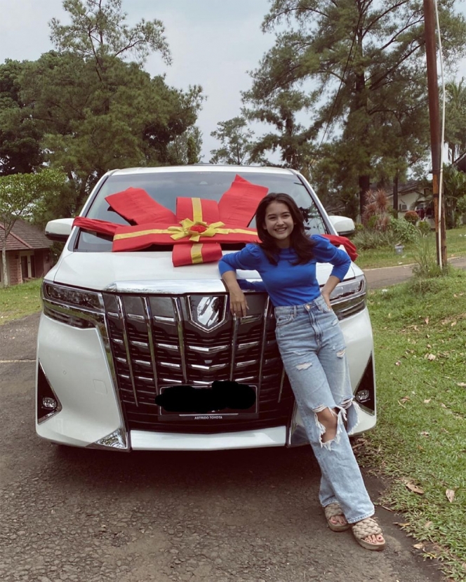 10 Potret Sandrinna Michelle dan Mobil Mewah Impiannya, Terwujud Berkat Sinetron Dari Jendela SMP