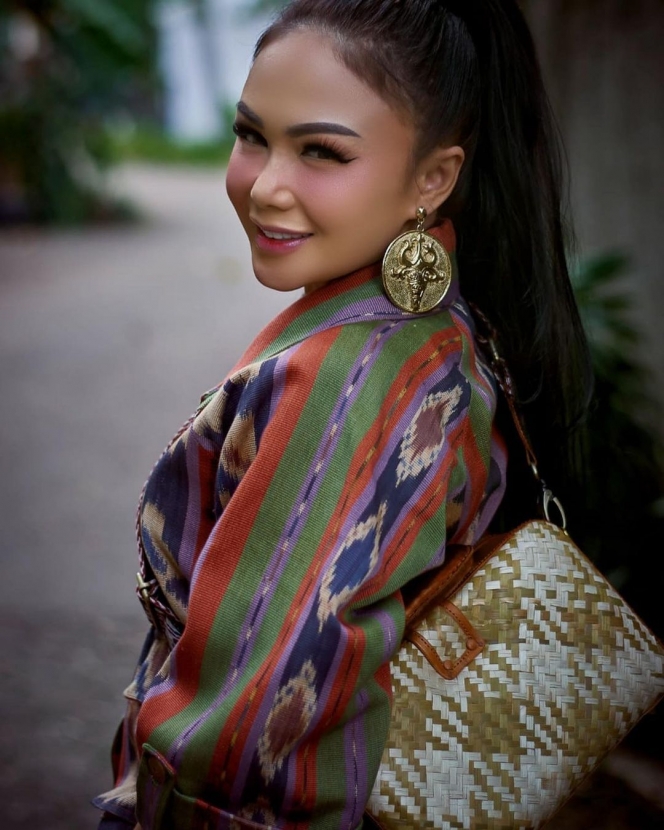 Identik Pendek, Ini 10 Potret Yuni Shara dengan Rambut Panjang yang Memesona