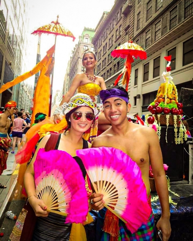 8 Potret Terbaru Kia AFI Ikut Parade LGBT di Amerika, Pakai Sarung Warna-Warni Pelangi