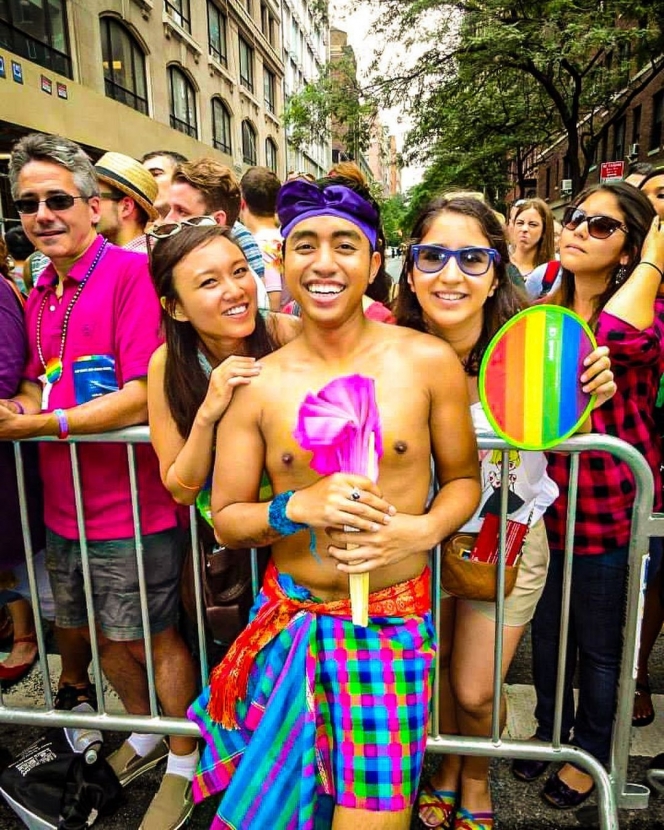 8 Potret Terbaru Kia AFI Ikut Parade LGBT di Amerika, Pakai Sarung Warna-Warni Pelangi