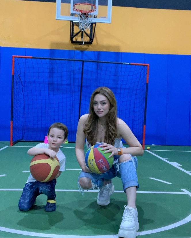 Celine Evangelista Temani Anak Main Basket, Baju Ketatnya Disorot Netizen!