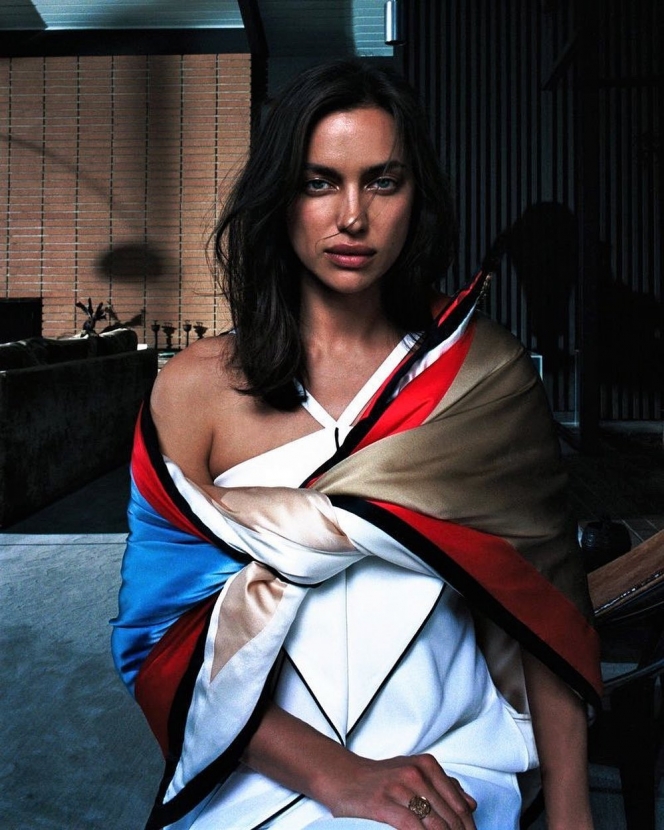7 Potret Cantik Irina Shayk, Model Asal Rusia yang Diisukan Dekat dengan Kanye West
