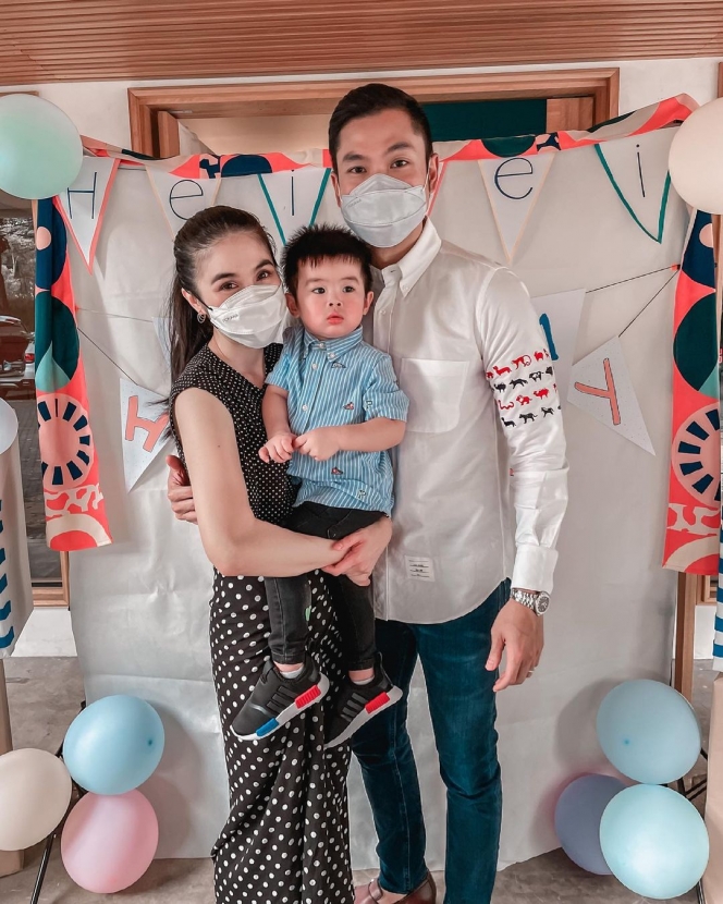 8 Momen Perayaan Kelulusan Raphael Moeis Anak Sandra Dewi yang Sederhana dan Gemesin