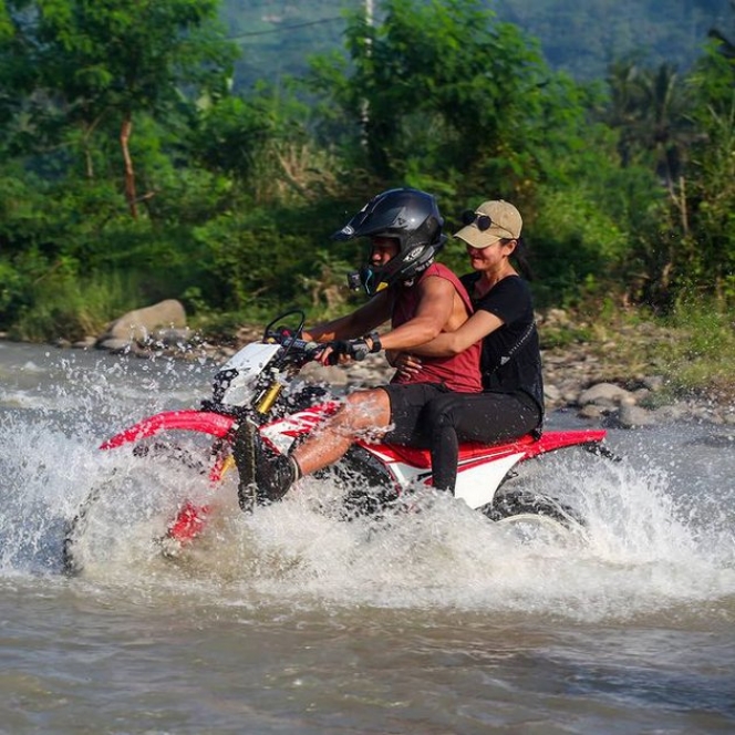 Potret Keseruan Ririn Ekawati Basah-basahan Terabas Sungai, Dibonceng Ibnu Jamil Naik Motor Trail