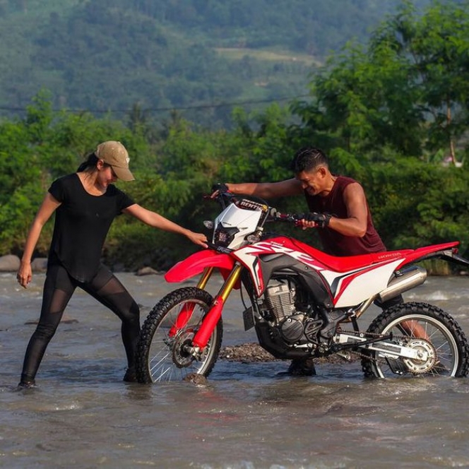 Potret Keseruan Ririn Ekawati Basah-basahan Terabas Sungai, Dibonceng Ibnu Jamil Naik Motor Trail