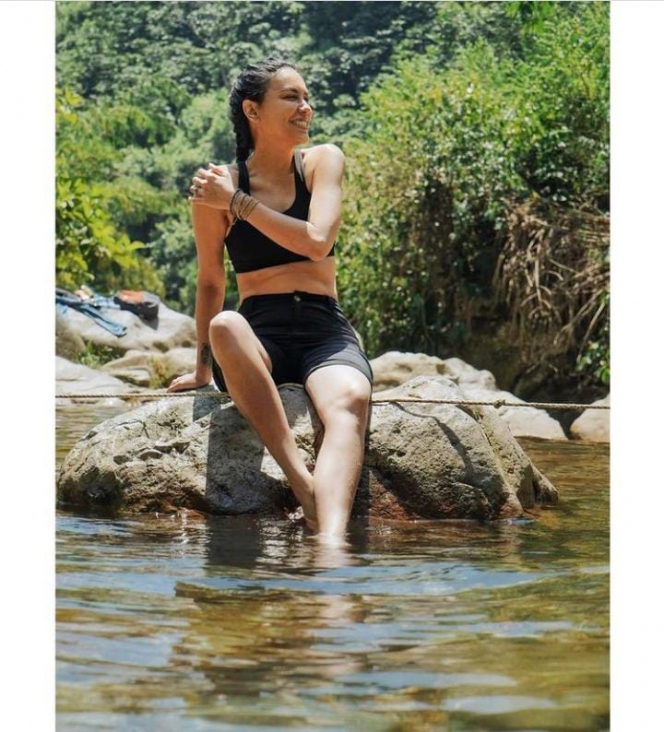 9 Potret Sophia Latjuba Kenakan Tank Top Sampai Swimsuit, Definisi Cantik Tak Termakan Usia