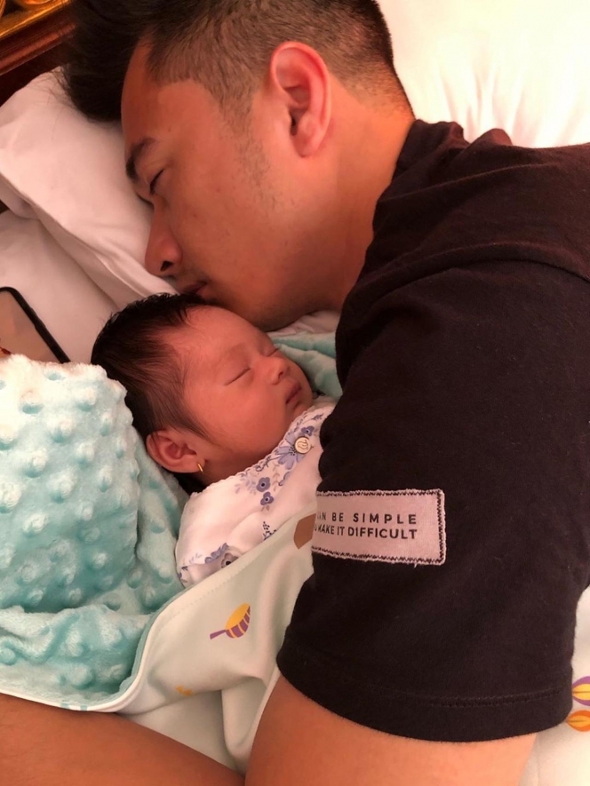 8 Pose Kocak Artis Saat Tidur dengan Anaknya, Ayah Idaman Banget!