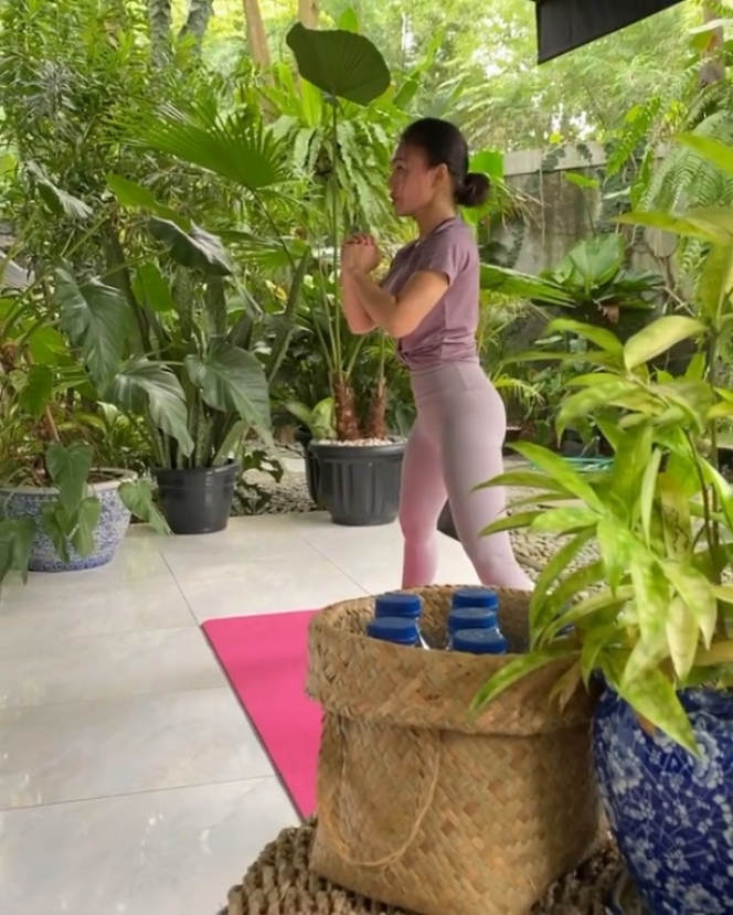 7 Potret Yuni Shara Olahraga di Rumah, Bercucuran Keringat Sambil Pamer Body Goals
