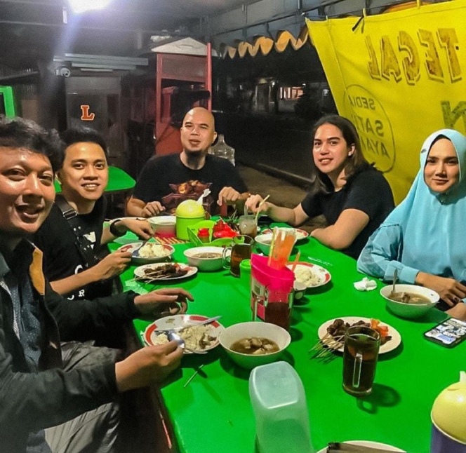 Gak Gengsi, 13 Selebriti Papan Atas Ini Makan di Warung Kaki Lima Pinggir Jalan!