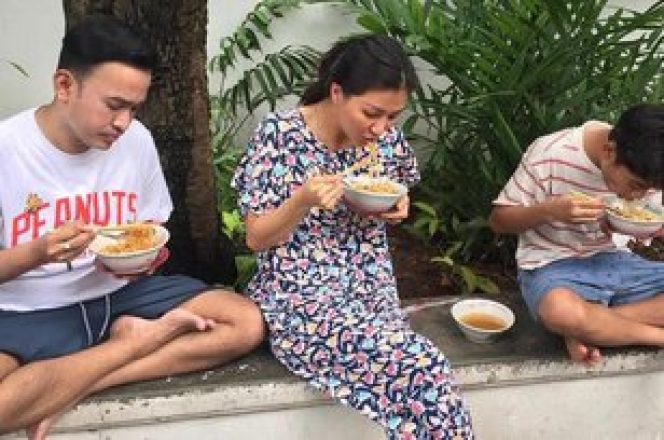 Gak Gengsi, 13 Selebriti Papan Atas Ini Makan di Warung Kaki Lima Pinggir Jalan!