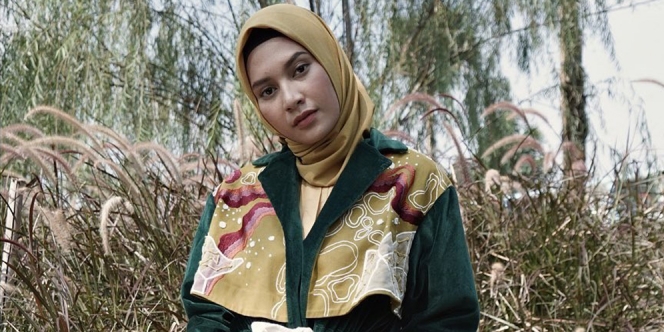8 Pesona Indah Permatasari saat Pakai Hijab, Cantiknya Kelewatan