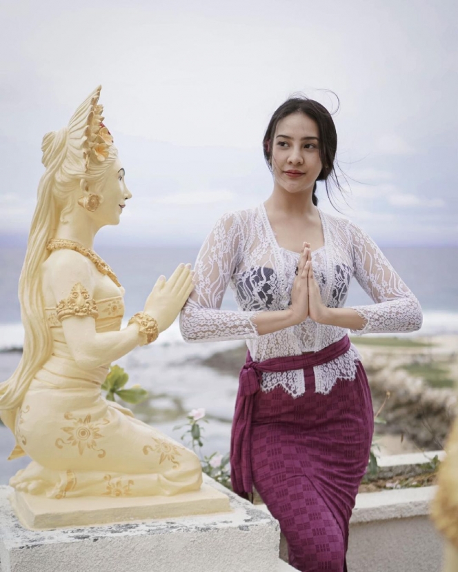 Sederet Potret Anya Geraldine Kenakan Baju Adat Bali, Sederhana tapi Tetap Cantik Banget!