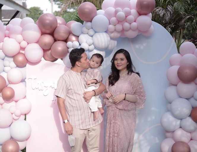 10 Momen Tasyakuran 4 Bulan Anak Arief Muhammad dan Tiara Pangestika yang Serba Pink