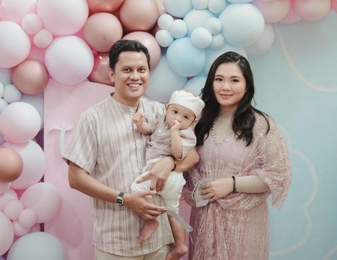 10 Momen Tasyakuran 4 Bulan Anak Arief Muhammad dan Tiara Pangestika yang Serba Pink