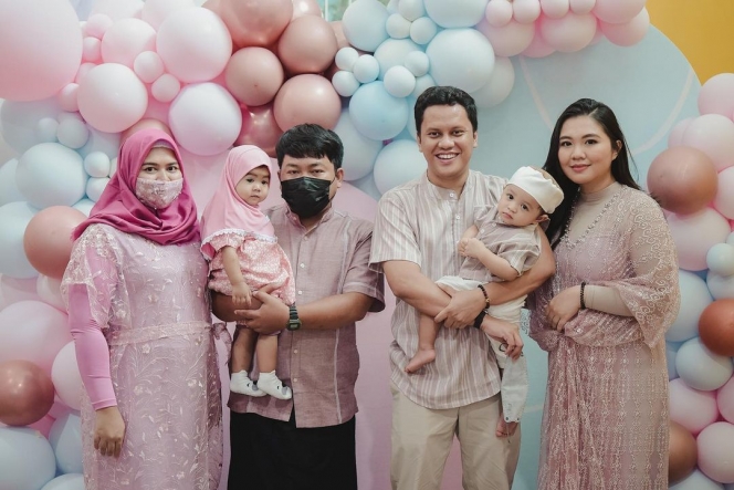 10 Momen Tasyakuran 4 Bulan Anak Arief Muhammad dan Tiara Pangestika yang Serba Pink