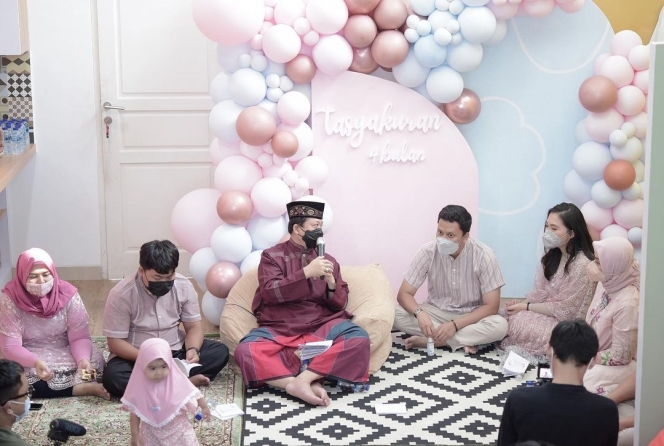 10 Momen Tasyakuran 4 Bulan Anak Arief Muhammad dan Tiara Pangestika yang Serba Pink