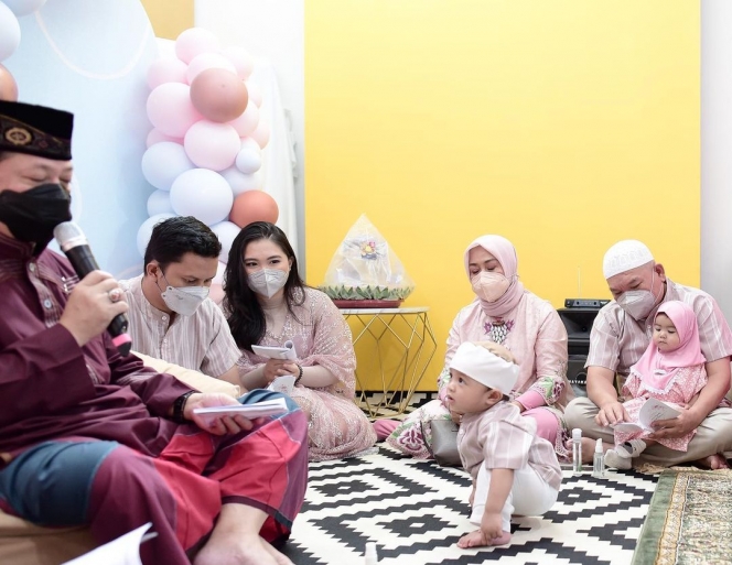 10 Momen Tasyakuran 4 Bulan Anak Arief Muhammad dan Tiara Pangestika yang Serba Pink