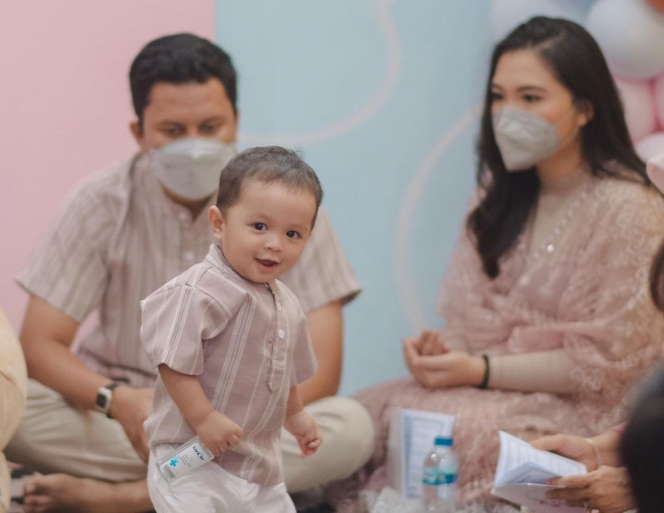 10 Momen Tasyakuran 4 Bulan Anak Arief Muhammad dan Tiara Pangestika yang Serba Pink