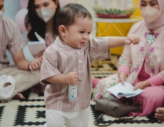 10 Momen Tasyakuran 4 Bulan Anak Arief Muhammad dan Tiara Pangestika yang Serba Pink