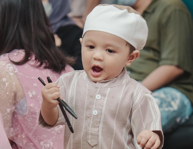 10 Momen Tasyakuran 4 Bulan Anak Arief Muhammad dan Tiara Pangestika yang Serba Pink