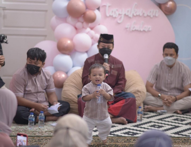 10 Momen Tasyakuran 4 Bulan Anak Arief Muhammad dan Tiara Pangestika yang Serba Pink