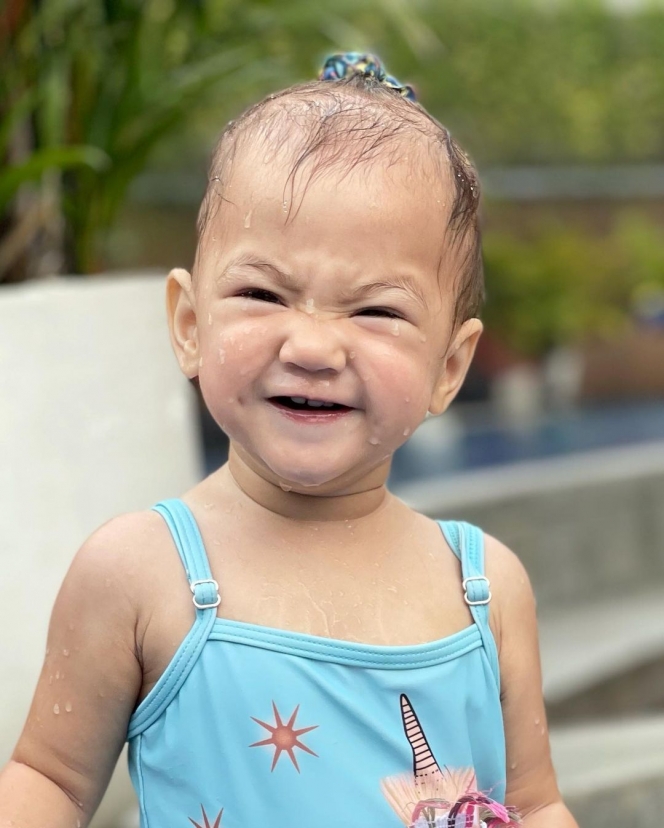 Ini Potret Baby Numa, Putri Bungsu Mona Ratuliu Berenang Bareng Kakak-Kakaknya yang Seru Banget!