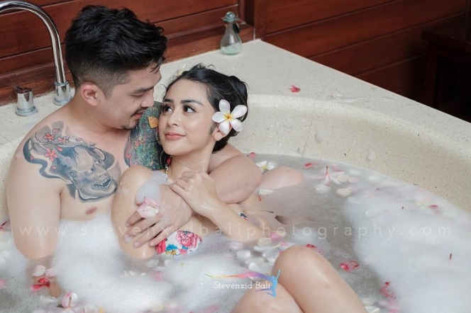 10 Potret Pasangan Selebriti yang Dinilai Tidak Senonoh, Bikin Heboh Netizen!