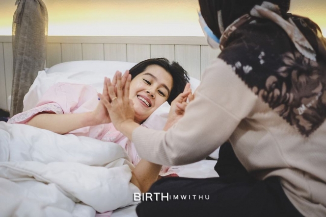 7 Momen Bahagia Ardina Rasti Pasca Lahiran Anak Keduanya yang Penuh Senyum