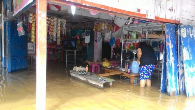 5 Potret Sensasi PW Makan di Warung saat Kebanjiran, Sedihnya Menggelitik!